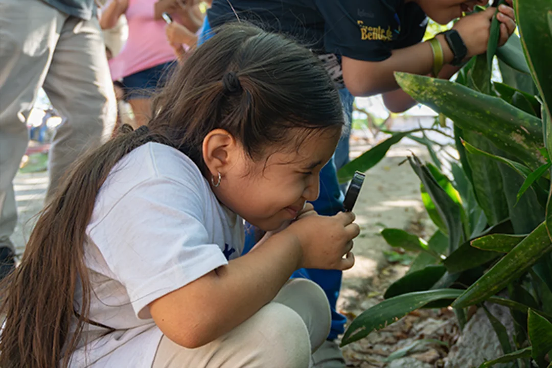 Actividad de educación ambiental con una niña
